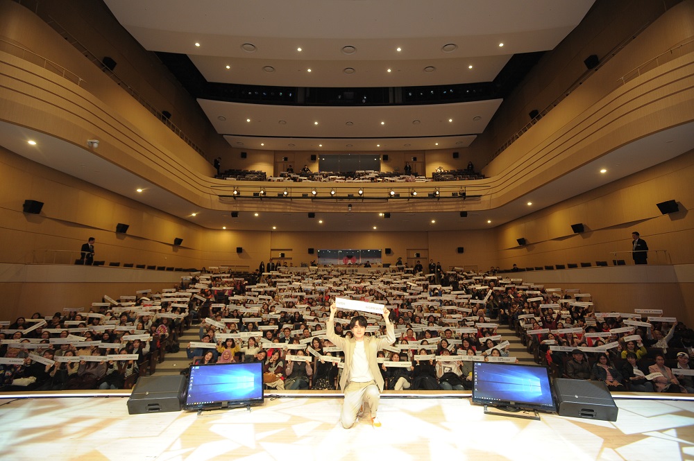 Korea Tourism Organization Lee Dong Wook asked everyone to write down their wishes in this special banner.
